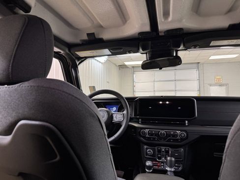 Used 2025 Jeep Wrangler Unlimited Rubicon image 20