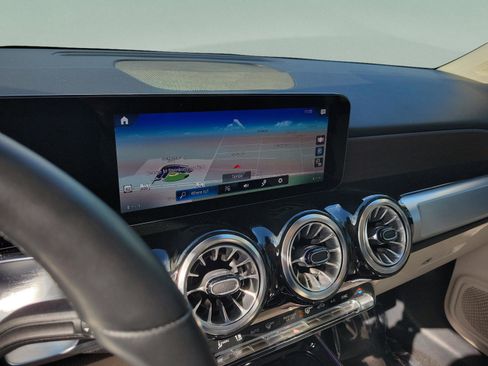 Used 2023 Mercedes-Benz GLB 250 4MATIC image 23