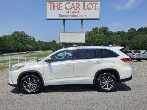 Used 2018 Toyota Highlander XLE FWD image 2