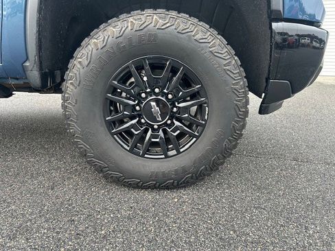 Used 2024 Chevrolet Silverado 2500 ZR2 w/ Technology Package image 8