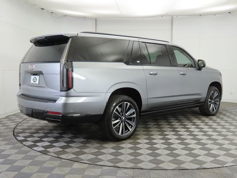 Used 2025 Cadillac Escalade ESV Sport image 5
