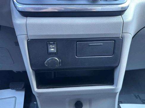 Used 2017 Toyota Sienna LE FWD image 28