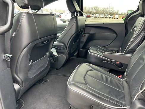 Used 2025 Chrysler Pacifica Limited image 12