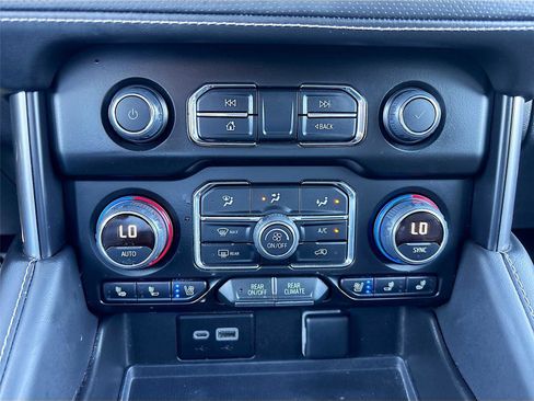 Used 2023 Chevrolet Suburban Premier image 19