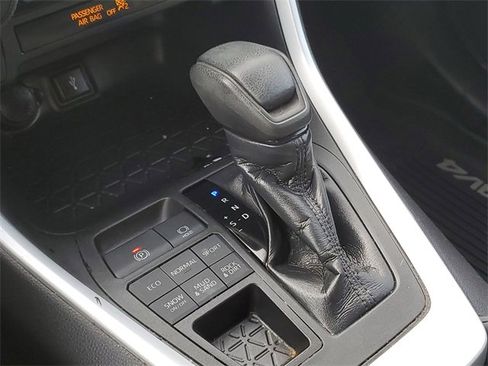 Used 2020 Toyota RAV4 LE image 22