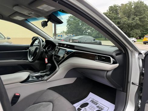 Used 2018 Toyota Camry LE FWD image 18