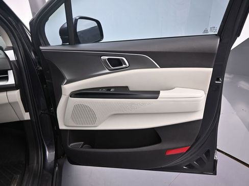 Used 2022 Kia Carnival LX FWD image 21