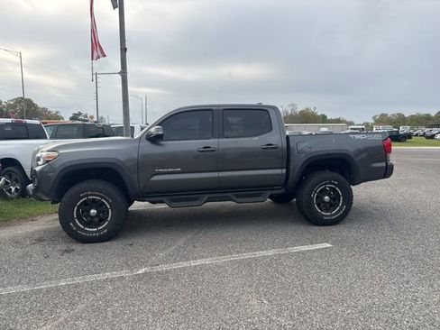 Used 2017 Toyota Tacoma TRD Off-Road w/ Premium & Technology Package image 12
