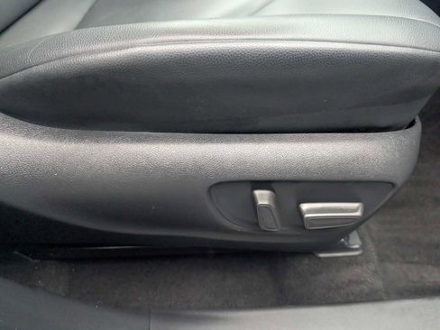 Certified 2023 Toyota Highlander XLE image 28