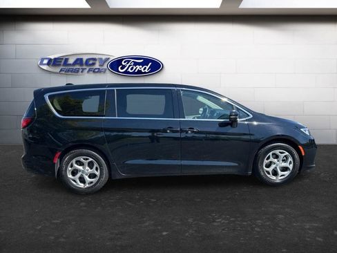 Used 2024 Chrysler Pacifica Limited FWD image 8
