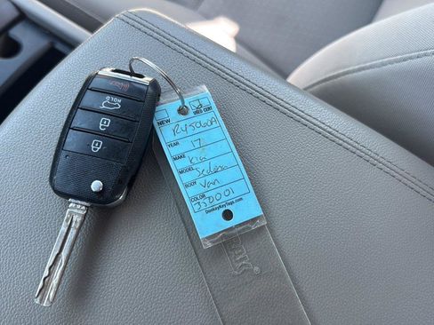 Used 2018 Kia Sedona L FWD image 31