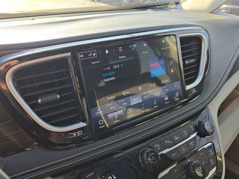 Certified 2022 Chrysler Pacifica Limited image 16