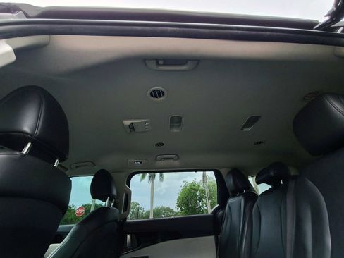 Used 2022 Kia Carnival EX FWD image 33