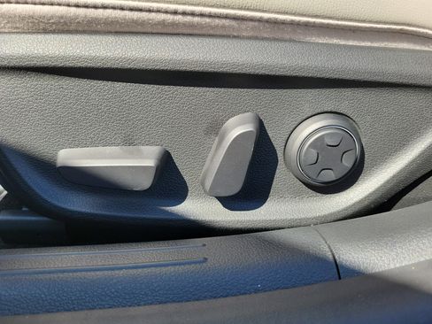Used 2023 Genesis G70 2.0T RWD image 15