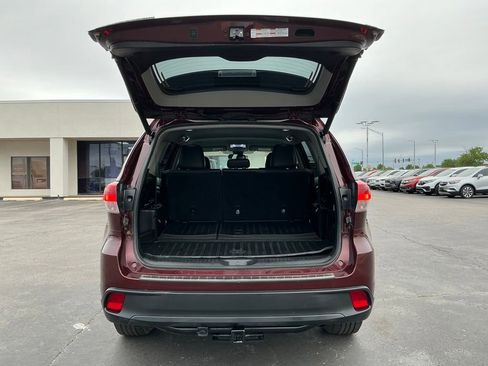 Used 2019 Toyota Highlander Plus w/ Carpet Mat Package (TMS) FWD image 18