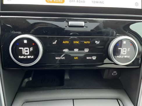 Certified 2025 Land Rover Discovery Dynamic SE image 26