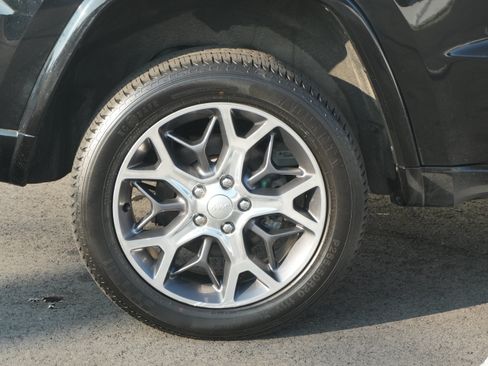 Used 2020 Jeep Grand Cherokee Overland AWD/4WD image 12