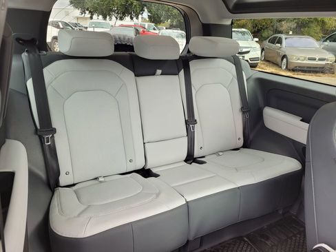 Used 2025 Land Rover Defender 90 S image 31