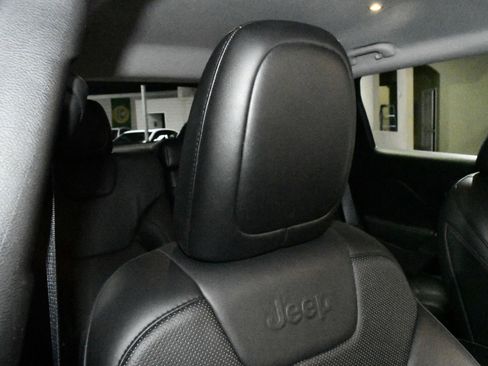 Used 2019 Jeep Cherokee Limited image 10