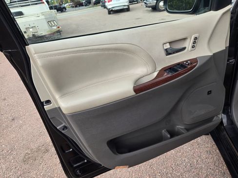 Used 2013 Toyota Sienna Limited w/ Premium Pkg AWD/4WD image 15