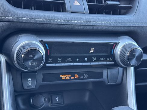 Used 2021 Toyota RAV4 LE image 10