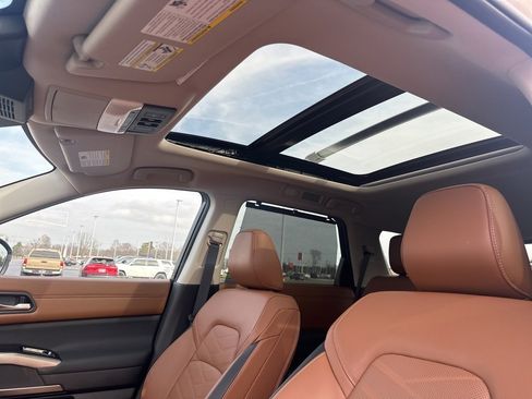 Used 2024 Nissan Pathfinder Platinum image 27