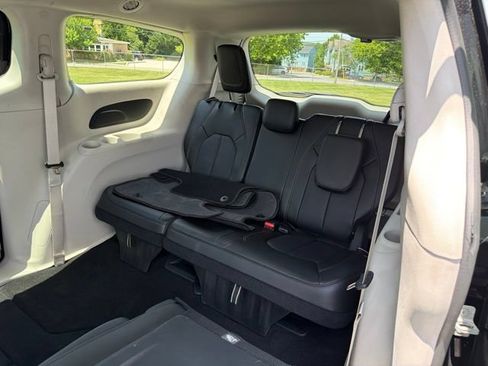 Used 2023 Chrysler Pacifica Touring-L AWD/4WD image 15