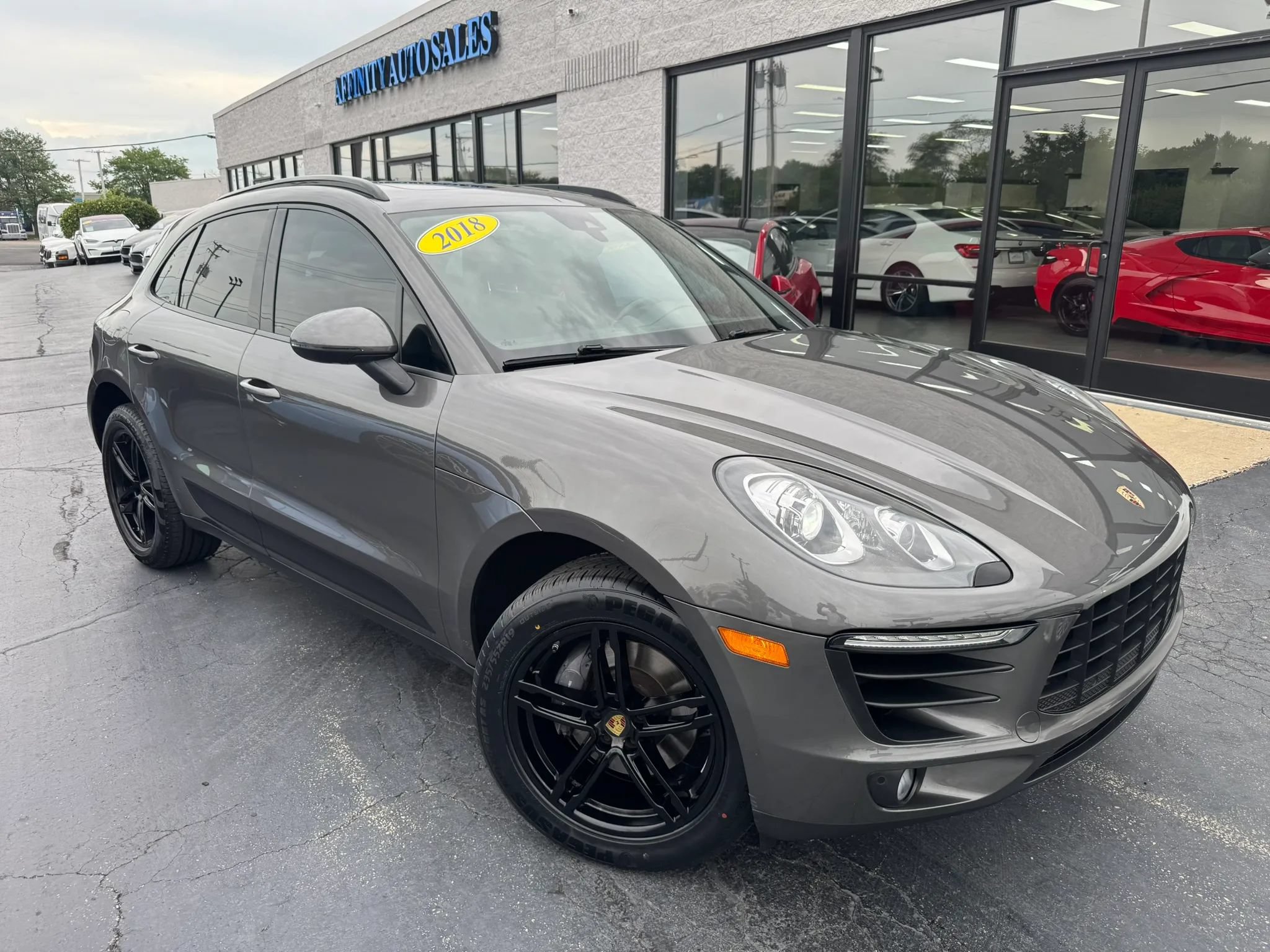 Used 2018 Porsche Macan AWD/4WD image 1