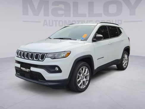 Used 2024 Jeep Compass Latitude AWD/4WD image 1