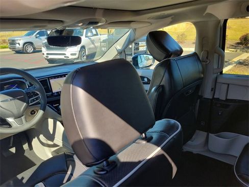 Used 2023 Chrysler Pacifica Limited image 14