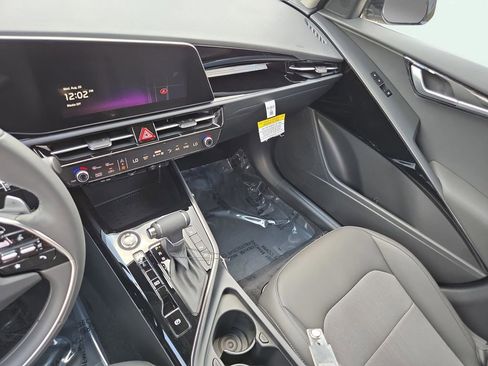New 2025 Kia Niro EX Touring image 22