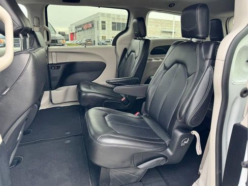 Used 2024 Chrysler Pacifica Touring-L FWD image 10