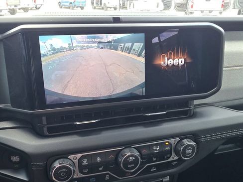 Used 2025 Jeep Wrangler Unlimited Sahara AWD/4WD image 13
