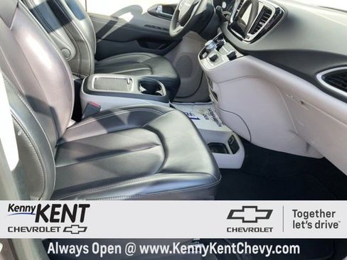 Used 2023 Chrysler Pacifica Touring-L image 16