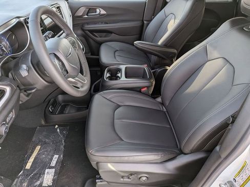 New 2026 Chrysler Pacifica Select image 11
