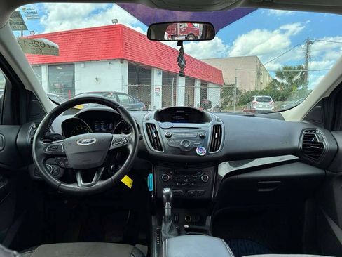 Used 2017 Ford Escape SE w/ SE Sport Appearance Package FWD image 4