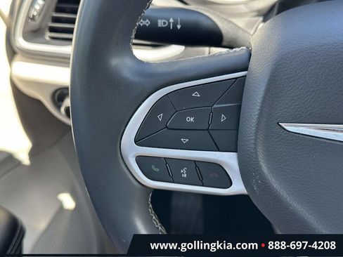 Used 2023 Chrysler Pacifica Touring-L FWD image 20