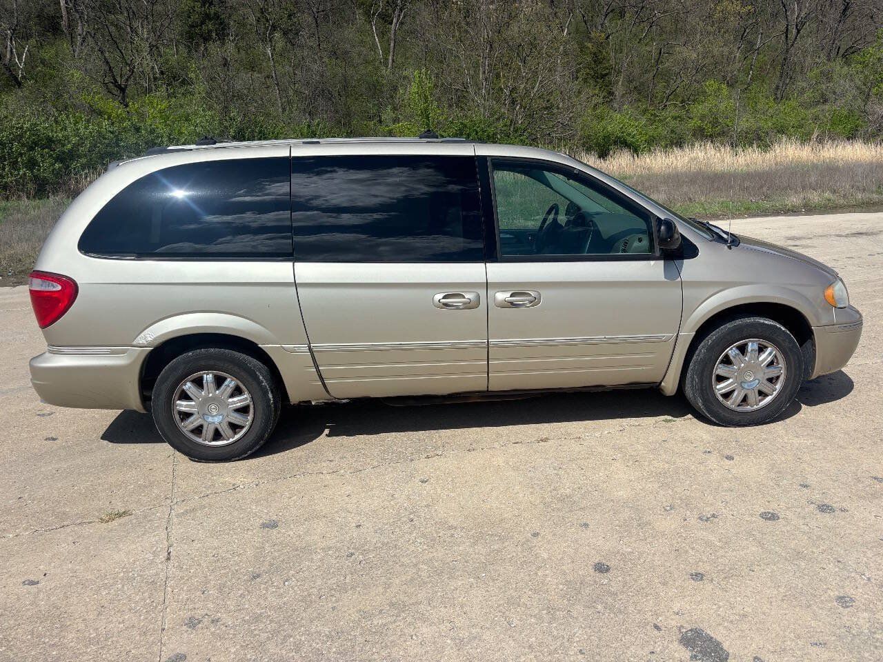Used 2005 Chrysler Town & Country Limited w/ Trailer Tow Group FWD image 6