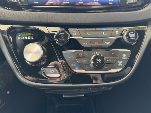 Used 2025 Chrysler Pacifica Select FWD image 18
