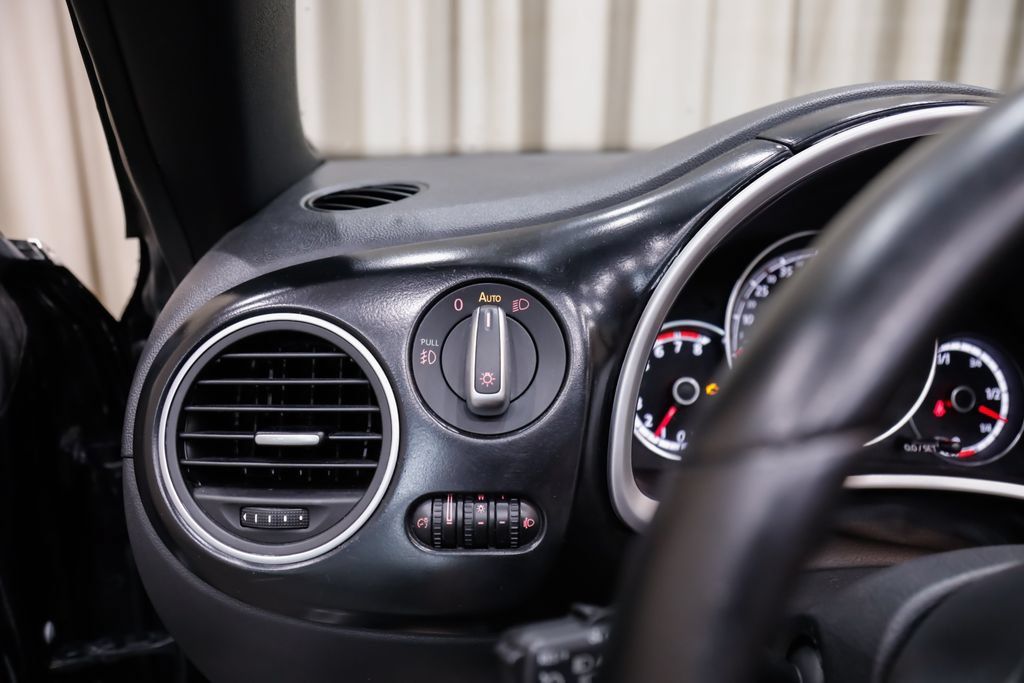 Used 2019 Volkswagen Beetle 2.0T SE FWD image 13
