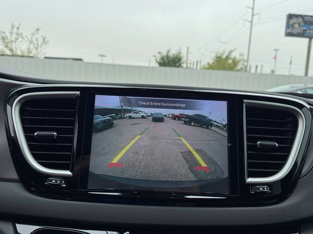 Used 2025 Chrysler Pacifica Select FWD image 18
