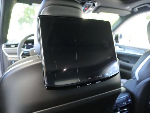 Used 2023 Jeep Grand Cherokee Overland w/ Luxury Tech Group IV AWD/4WD image 26