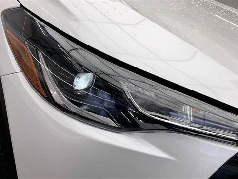 Used 2024 Toyota Corolla Cross LE w/ Moonroof Package image 29