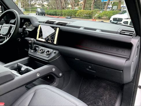 Used 2025 Land Rover Defender 90 X-Dynamic SE image 15