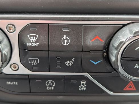 Used 2022 Jeep Wrangler Unlimited Rubicon w/ LED Lighting Group AWD/4WD image 18