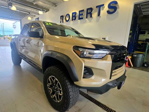 Used 2024 Chevrolet Colorado ZR2 w/ ZR2 Convenience Package III AWD/4WD image 2
