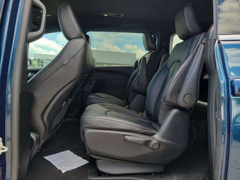 Used 2025 Chrysler Pacifica Select FWD image 9