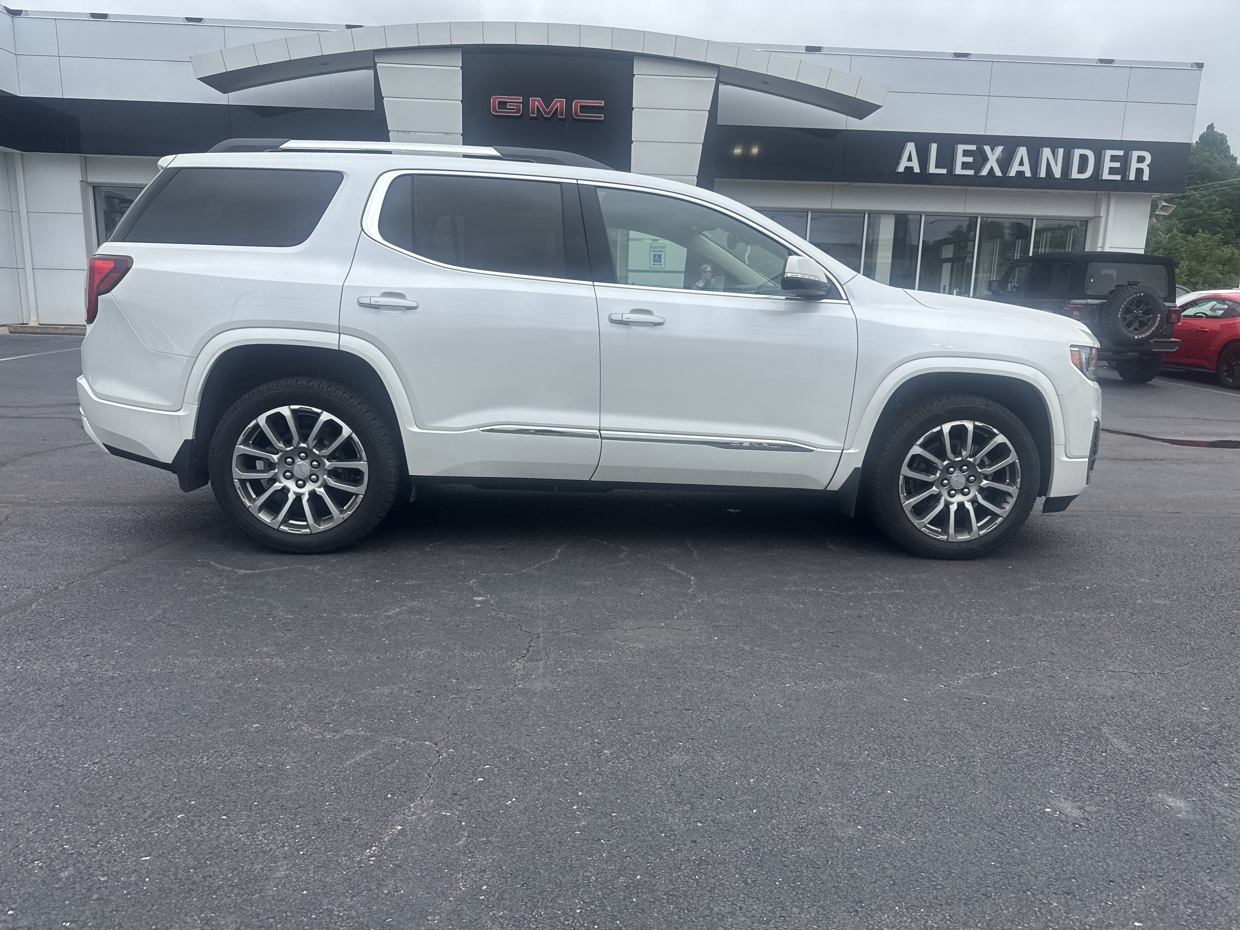 Used 2023 GMC Acadia Denali AWD/4WD image 2
