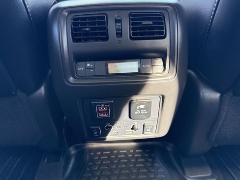 Used 2018 Nissan Pathfinder Platinum image 22