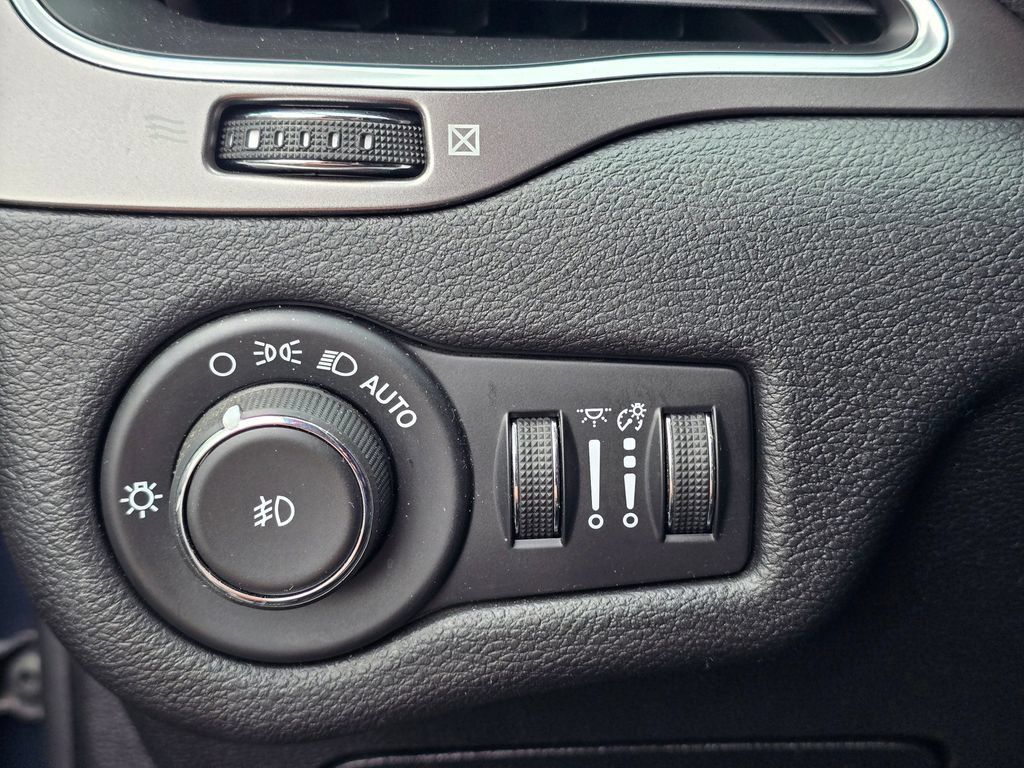 Used 2019 Jeep Cherokee Latitude Plus w/ Cold Weather Group AWD/4WD image 27
